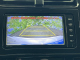 後方の映像に目安となるガイド線が表示され、駐車時の位置合わせをサポートします。周囲を直接確認しながら操作でき、車庫入れ時にも役立つ装備です。