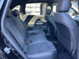メルセデス・ベンツの定める厳しい基準をクリアしたお車のみをご案内させて頂きます。納車前整備はメーカー規定に基づき当店3Fの指定工場で入念に行なわれます。熟練のメカニックがお客様のお車を整備致します。