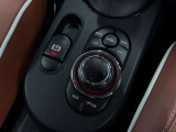 MINIの運転席操作部は、中央に構えるディスプレイが最大の特徴です。航空機を思わせるトグルスイッチなど、直感的で遊び心のあるメカニカルな操作感が、ゴーカートのような走りの高揚感を高めます。