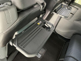 【格納式シートバックテーブル】車内でのお食事などで活躍♪カップホルダーも備えています。