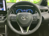 ステアリングに各種スイッチがまとまり、手元で車両の機能を扱いやすい配置です。メーターや画面を見ながら操作しやすく、運転に集中したい場面でも便利にお使いいただけます。