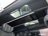 開放感を感じることができるムーンルーフ。屋外の気持ち良い陽射しを取り込み、車内空間を明るくします。