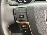 運転中、オーディオの操作をしてて、ハッとしたことはありませんか?ステアリングスイッチは、運転中でもハンドルでオーディオの操作が可能です。安全なドライブをサポートします。