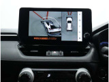 サイドクリアランスビュー表示中に、旋回時の運転操作に合わせて自動で車両を斜め後方から見たような映像を表示。