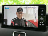 テレビ番組を画面で楽しめる装備です。停車中の待ち時間などに映像を視聴でき、車内で過ごすひとときにも活用できます。視聴の際は安全に配慮し、停車中にお楽しみください。