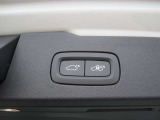 テールゲートには、スイッチ一つで開閉可能な電動開閉機能を採用。ダッシュボードとテールゲートに設置されたボタンを押すだけで自動的に開閉します。