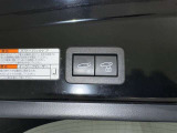 電動式バックドアです。 荷物を持ったままでもボタン一つで自動的に開け閉めできるので便利ですよ。 挟み込み防止機能も付いていますのでお子様の手や荷物を挟み込むのを防いでくれますよ。