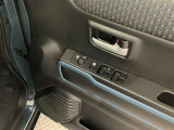 運転席側のフロントドアに全ドアのパワーウィンドウ開閉スイッチとウィンドウロックスイッチと電動格納式ドアミラーの操作スイッチが有るので手元でミラー調整ができるので便利です。