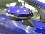 対向車や歩行者が認識しやすいサイドターンランプ付カラードドアミラー