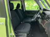 前席は視界が広く、運転席と助手席の座席もゆったりとした配置です。落ち着いた色合いの室内で、乗り降りしやすい開口部も日々の使いやすさを感じさせます。