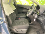 運転席と助手席は、座面と背もたれに柄のあるシートを採用した落ち着いた空間。前方を見渡しやすい運転席まわりで、乗り降りもしやすく、日常の移動を快適に支えてくれます。
