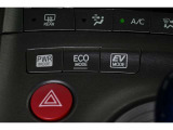 3つの走行モードがあります。『EVモード』はモーターのみで走行しガソリンを消費しないハイブリッド車ならではの環境にも優しい走行です。
