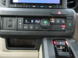 オートエアコンは操作が楽々♪運転席シートヒーターも装備しています。USBジャック付きです。