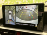 後方の映像に加え、車両周囲を上から確認できる表示も備わり、駐車時の状況把握を助けます。ガイド線も表示されるため、停車位置を確認しながら操作できます。