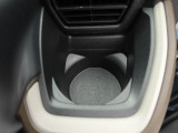 カップホルダーは運転席や助手席からちょうど手の届く位置です!!