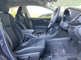 前席は身体を受け止める形状で、落ち着いて座れる印象です。運転席から前方や左右を見渡しやすく、同乗者にもゆったり過ごしていただける空間が広がります。