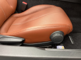 運転席にはドライバーの体型や好みに応じて前後方向だけでなく、高さの調整ができるシートリフターを装備!