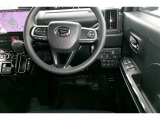 運転席の写真です。見通しのよいすっきりとした視界で、誰でも運転しやすいです。運転のしやすさは疲れにくさにも繋がりますよ♪