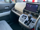 助手席周辺はこのようになっております。運転手だけでなく助手席に一緒に乗られる方も広々と快適にお乗り頂けるような設計です!各種装備を次の写真からご案内いたしますのでご覧ください。