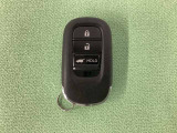 スマートキーを装備しています。鍵を差し込むことなくドアロックの開け閉めと、スタートボタン操作でのエンジンスタートができます。ボタン操作でトランクが開けられる電動テールゲートのボタンもついています。