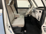 ベンチシート形状で足元も含め広々ゆったり座っていただけます。運転席側に装備してますセンターコンソールボックスを利用頂くとセパレートしてリラックス、ベンチにして開放的に2タイプお好みに合わせ使えます。