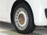 ◆純正ホイール装着車◆シンプルなデザインのホイールキャップ付きです。