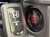 【Hondaスマートキー】カバンやポケットに入れたままでもドアの施錠・解錠が可能なスマートキーを装備。エンジンのオン・オフ時もカギを取り出す必要が無いからとっても便利です♪