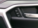 運転席に、ステアリング、シート、ドアミラーのポジションを記憶。乗るたびにその状態を再現します。