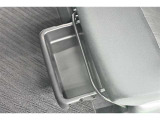助手席シートアンダートレイ付き。シューズなどをしまっておけます。