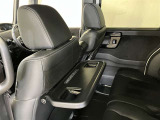 運転席/助手席シート背面にシートバックテーブルが付いています。