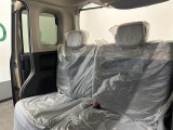 荷物を持っている時や、高い位置にあるバックドアを閉める際にボタン一つで簡単に閉める事が出来る便利な機能です。