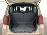 開口部も広く荷物の積み下ろしもしやすいお車となっております。シートの背もたれは5:5の割合で分割して可倒できるので、長いお荷物などを載せることもできます。