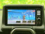 停車中にテレビ映像を楽しめる画面を備え、外出先での待ち時間にも活用できます。表示領域が見やすく、番組を視聴する際も画面の内容を確認しやすい装備です。