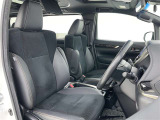高いホールド性で運転姿勢が安定します。長距離ドライブでも疲れにくいのが魅力です。快適なドライビングライフをお送りください♪