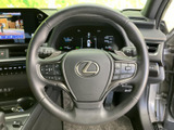 手元に複数のスイッチが配置され、運転姿勢を大きく変えずに各種機能へアクセスしやすい構成です。握りやすい形状と見やすい表示で、毎日の運転を快適にサポートします。