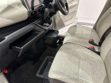 グローブボックス周り 運転席から中に収納した物をすぐに取り出せて便利です。