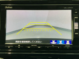 【バックカメラ】運転が苦手な方も車庫入れラクラクです!ギアをリバースに入れれば自動的に切り換わりますので、面倒な操作は不要です♪狭い駐車場もお車を傷つけず安心ですね!