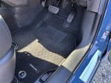 運転席フロアマットに破れやほつれは見当たりません。