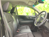 運転席まわりは前方を見渡しやすく、ゆったりと座れるシートが日々の移動を支えます。黒を基調とした落ち着いた室内で、ドア側にも肘を置けるスペースを確保。同乗者にも過ごしやすい前席空間です。