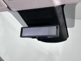 スマートルームミラー:車内の状況に関わらず、車両後方にあるカメラの映像をルームミラーに映します。