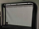 後席にお乗りの方が眩しくないように日差しを軽減する格納式リヤドアサンシェードが付いてます