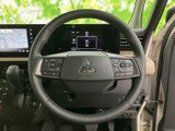 手元にスイッチ類を備え、運転姿勢を大きく変えずに車両の各種設定へアクセスしやすい仕様です。握りやすい形状と見やすい配置で、日々の運転を快適にサポートします。