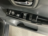 運転席のスイッチで全てのウィンドウの開閉操作を行うことができます。ロックボタンをONにしておくと、運転席以外のウィンドウは作動しないのでお子様を乗せているときなども安心ですね♪
