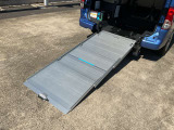 スロープ形式は、手動式の3つ折りスロープを採用(耐荷重は車いす・乗員・介助者含めて200kg、スロープ角度は11&deg;)