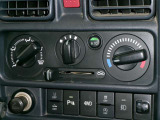 大きなダイヤルで操作性の良いエアコンは快適運転の必需品ですね♪