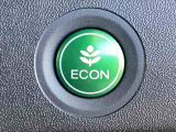【eコンスイッチ】低燃費運転をサポートするECONモード。スイッチをONすると、エンジンやトランスミッション、A/Cなどを協調制御し、燃費の向上に貢献。エコドライブの効果を高めます。
