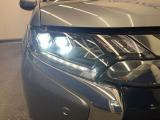 【LEDヘッドライト】悪天候や夜間走行時も良好な視界を確保し安心して運転できる高輝度LEDヘッドライトを装備!点灯速度が早く、消費電力も抑えられています。