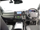 オシャレなインテリアで運転する気分も盛り上がりますよね^^