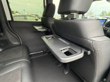 シートバックテーブルも標準装備でございます。車内での軽食などにも大変便利です。