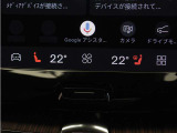 フロントシートには、シートヒーター&シートエアコンに加え、ステアリングホイール・ヒーターも装備。厳寒の地、北欧スウェーデン発祥のブランドならではのアイテムです。シートヒーターは後席にも装備しています。